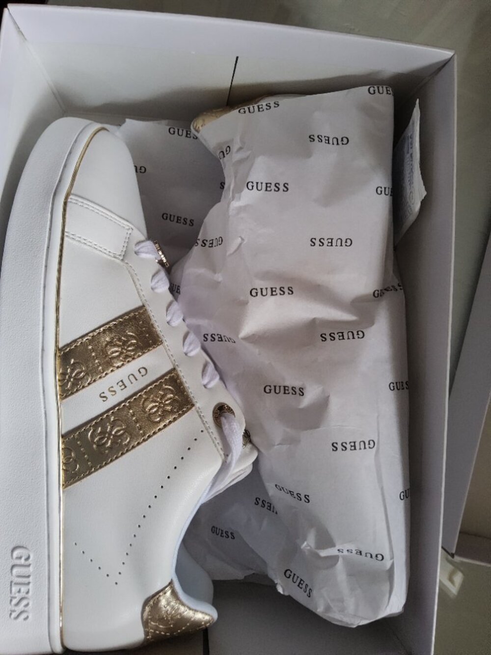 ❤️ NWT! GUESS  Barlie  LACE UP VEGAN LEATHER SNEAKERS, WHITE GOLD, 10